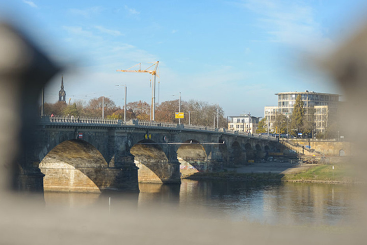 Die Albertbrücke wurde frisch saniert, der Sandstein mit einer
Sonderschutzschicht gegen Graffiti
versehen. Foto: