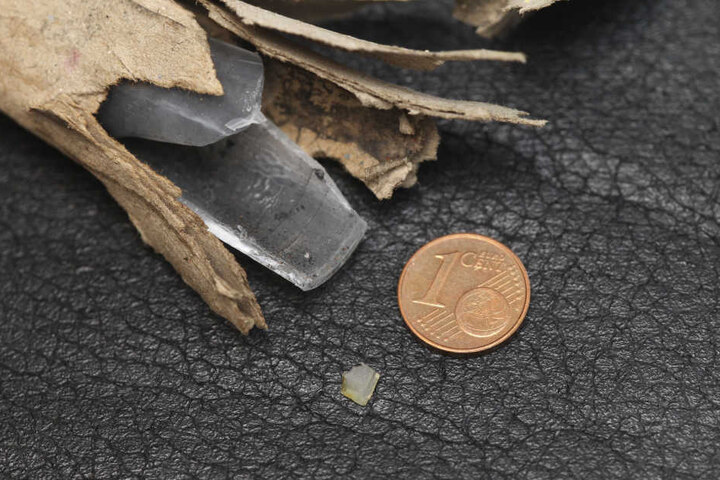 Bei der Explosion traf das Auge des Jugendlichen dieser etwa fünf Millimeter große Plastiksplitter (unten).