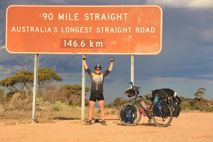 In Australien radelte Stefan immer geradeaus - auf der mit 146,6 Kilometer
längsten Schnurgerade-Piste.