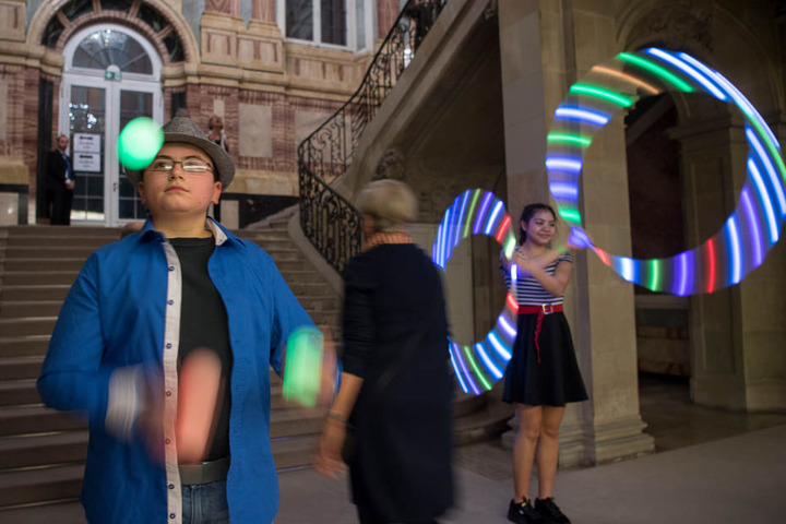 Vorm Neuen Schloss zeigten Artisten des Schulzirkusses "Lisamartoni" ihr Können.