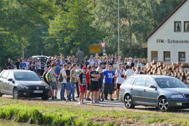 Mehrere Hundert Menschen nahmen an der Hass-Demo gegen den "Drachenlord" teil.