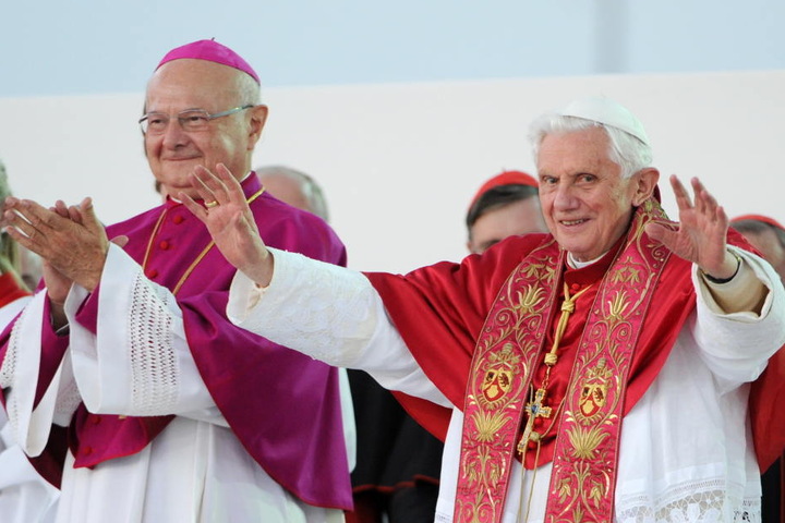 Robert Zollitsch (l) nebst Papst Benedikt XVI (r) im Jahr 2011.