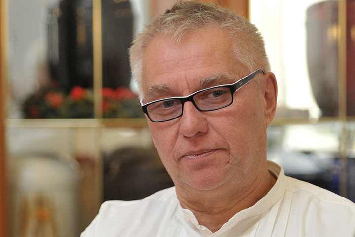 Niemand soll sich verschulden: Olaf Schuster(54) bestattet günstig in Tschechien.