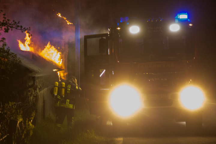Nur kurze Zeit später brannte es wenige Kilometer entfernt an einer Scheune. Die Feuerwehr konnte einen Großbrand verhindern.