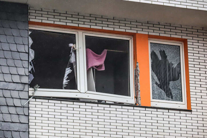 Durch die Explosion wurden die Fenster aus den Fensterrahmen gedrückt.