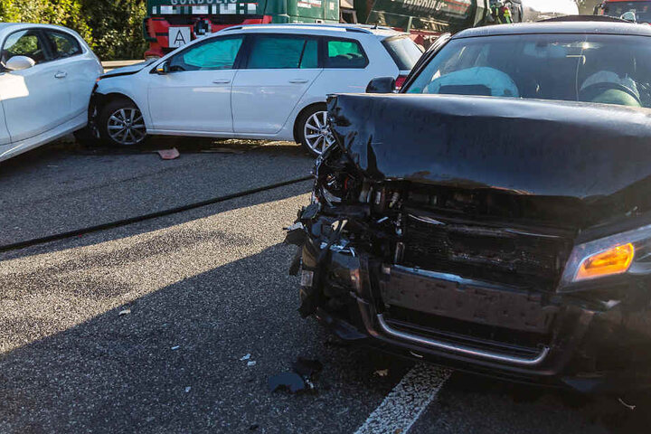 Mehrere Autos wurden ineinander geschoben.