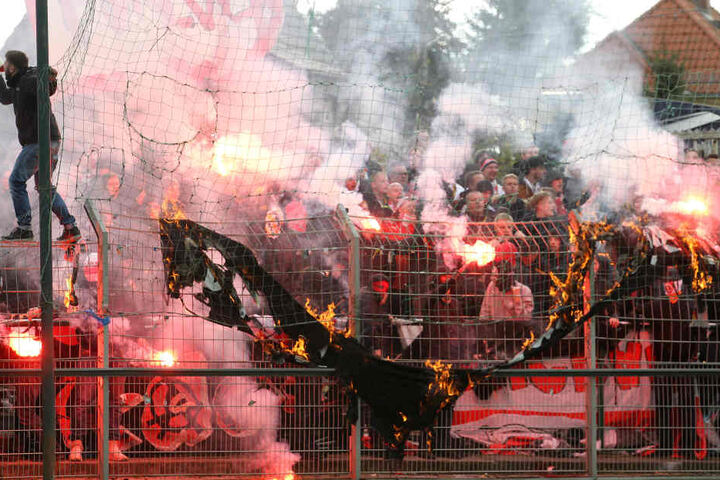 Nicht nur Bengalos, auch Fahnen wurden im FSV-Block angezündet.