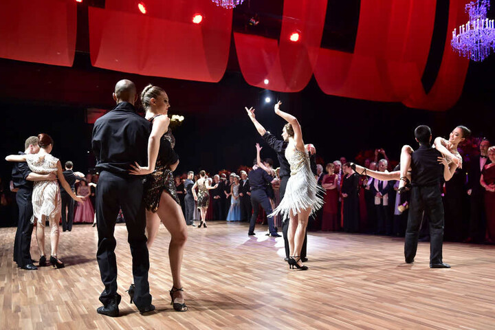 Das Ballett Chemnitz zeigte kurz vor Mitternacht bei einer Tanzeinlage einen Tango.