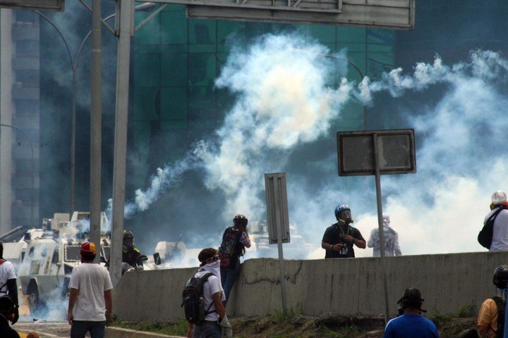 Neben den zwölf Toten und elf Verletzten im Gefängnis, forderte der blutige Machtkampf, der gerade in Venezuela tobt, am Mittwoch zwei weitere Todesopfer.