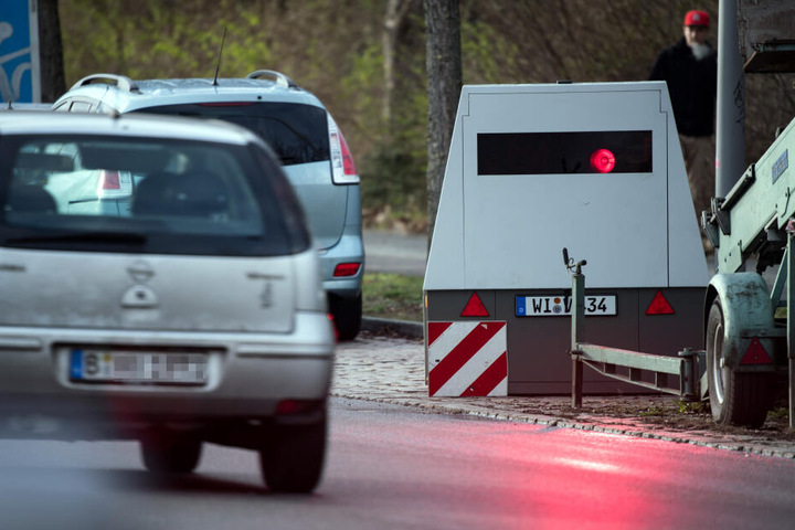 Auch parkende Anhänger an der Straßenseite können potentielle Blitzer sein.