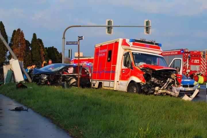 Der Motorraum des Rettungswagens wurde sehr stark eingedrückt.