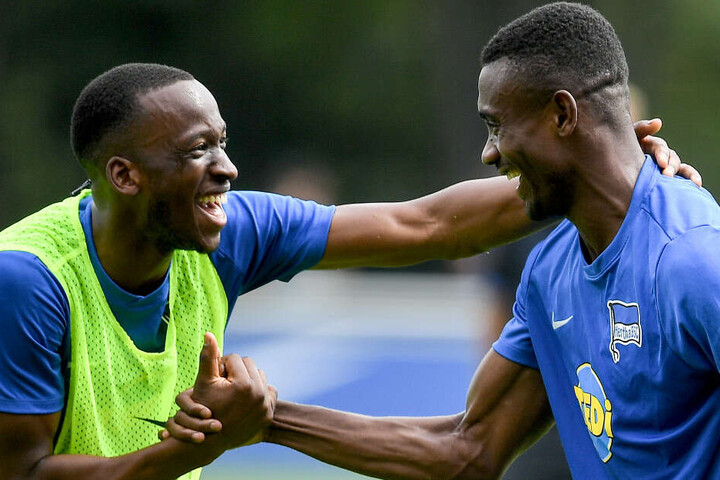 Stets gut gelaunt: Dodi Lukebakio (l) und Salomon Kalou (r) beim Training.