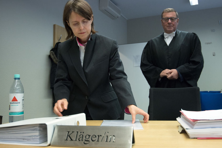Die Klägerin Karin Kaiser und ihr Rechtsanwalt Hans Simon stehen im Gerichtsaal des Landesarbeitsgerichtes.