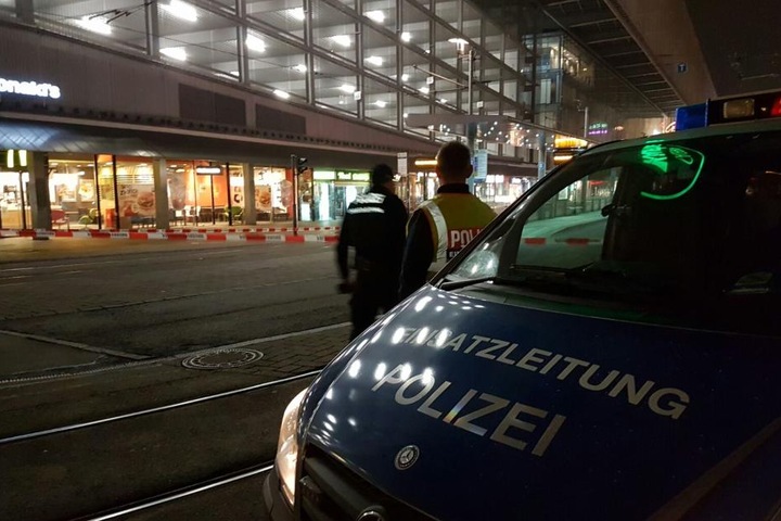Am Abend ging telefonisch eine Bombendrohung bei der McDonald's-Filiale an der Zenti ein.