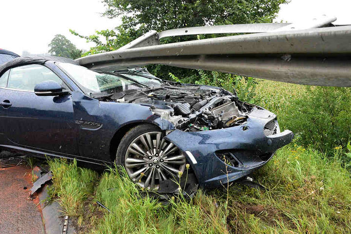 Der Jaguar schleuderte über alle Fahrstreifen und blieb mit der Front unter der Leitplanke stecken.