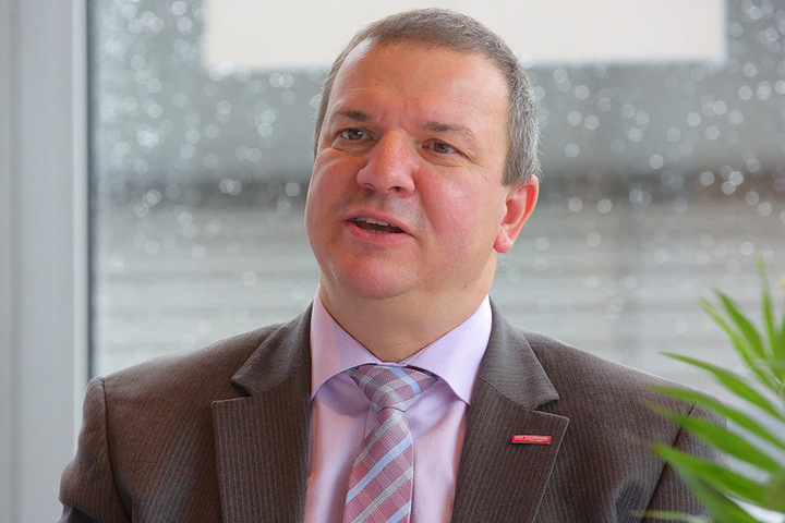 Roland Ermer (53): Der Chef der
sächsischen Handwerkerschaft
ist selbst Meister, führt eine Bäckerei mit vier weiteren Filialen
in der Lausitz.