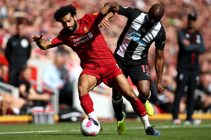 Der aus Frankfurt nach Newcastle ausgeliehene Willems gegen Mo Salah vom FC Liverpool.