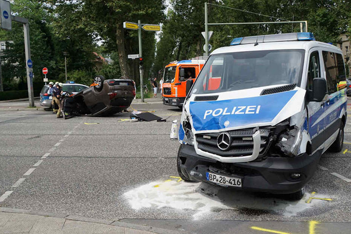 Beide Fahrzeuge sind Totalschäden und blieben auf der Kreuzung stehen.