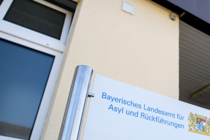 Das Bayerische Landesamt für Asyl und Rückführungen gab bekannt, dass die Personen per Sammelcharter abgeschoben wurden.