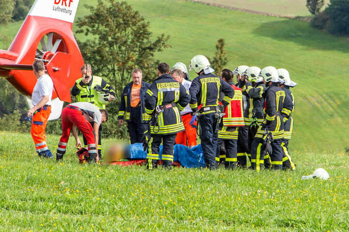 Nachdem der schwer verletzte Jäger aus dem Wald gerettet werden konnte, flog ein Hubschrauber ihn ins Krankenhaus.
