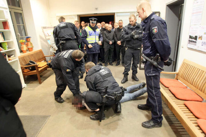 Die Polizei musste einige Demonstranten festnehmen.
