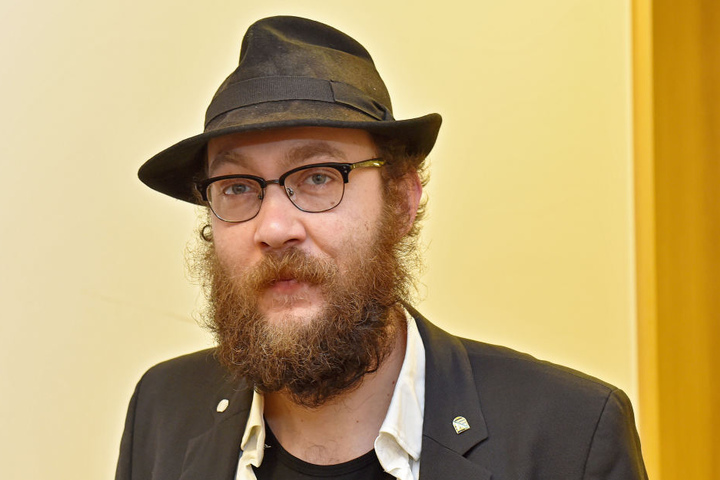 Max Aschenbach (32), Dresdner Vorstand der Satire-Partei „Die PARTEI“
verteidigt das Plakat.