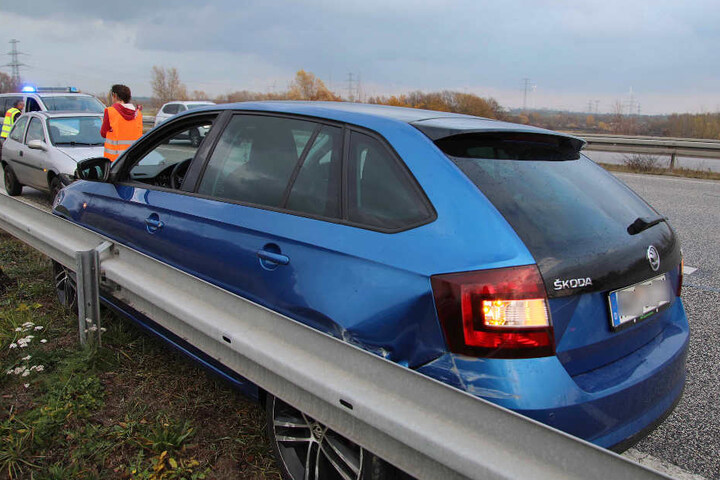 Eines der beiden Fahrzeuge blieb in verkehrter Fahrtrichtung an der Leitplanke stehen.