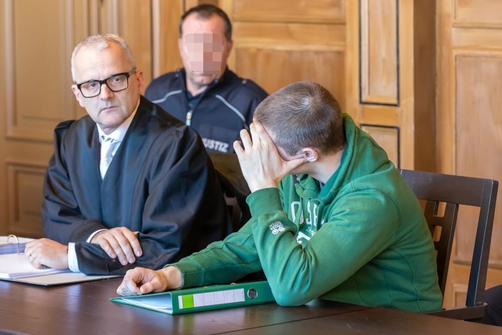 Angeklagter Sebastian M. (r.) mit seinem Verteidiger am Mittwoch am Gericht in Zwickau.
