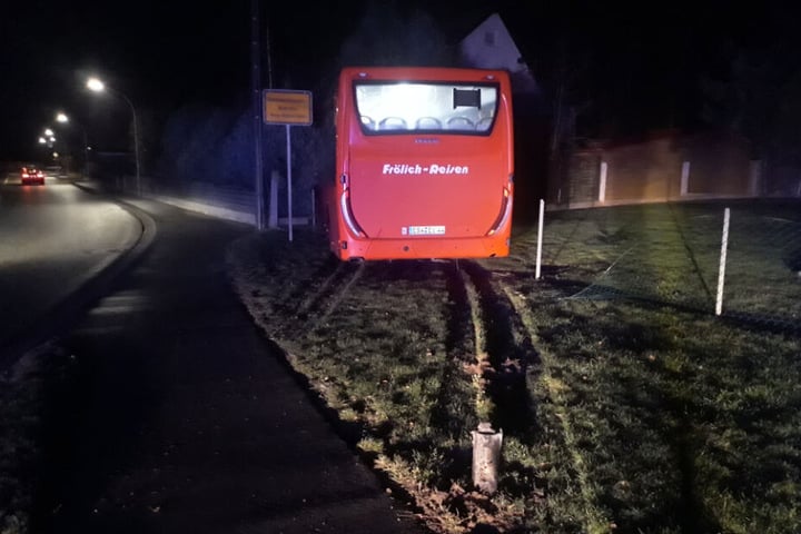 Nachdem der Bus eine Straßenlaterne umgefahren und einen Zaun niedergemäht hatte, kam er an der Mauer des angrenzenden Grundstücks zum Stehen.