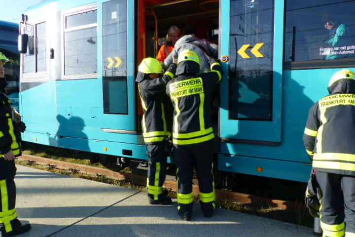 Feuerwehrleute halfen den Menschen aus dem Zug.