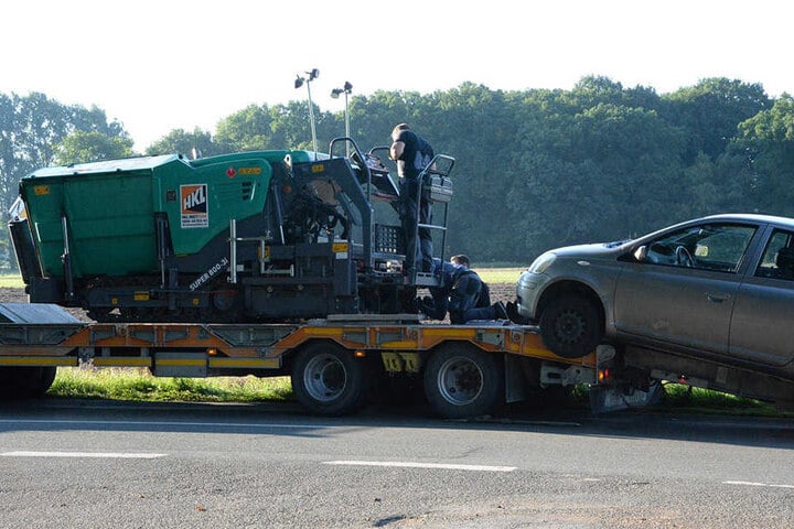 Mit einem Kran wurde der Kleinwagen entfernt.