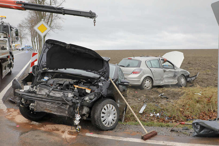 VW und Opel krachten frontal zusammen.