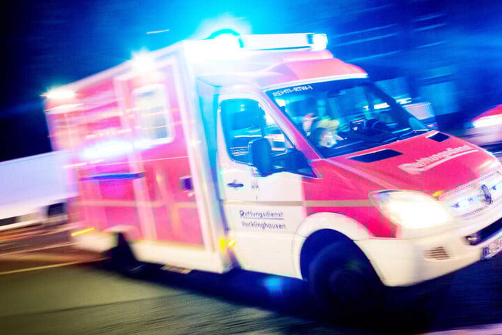 Der verletzte 75-Jährige wurde mit einem Rettungswagen ins Krankenhaus gebracht (Symbolbild).