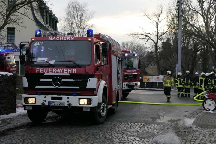 Im Dachstuhl eines leerstehenden Gebäudes hatten Matratzen Feuer gefangen. Die Ermittler sollen derzeit von Brandstiftung ausgehen.