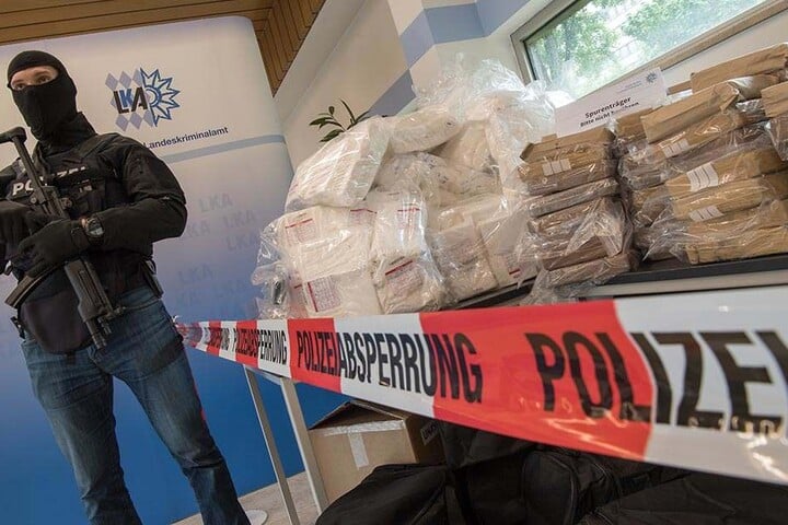 Ein schwer bewaffneter Polizist bewacht etwa 640 Kilo Kokain.
