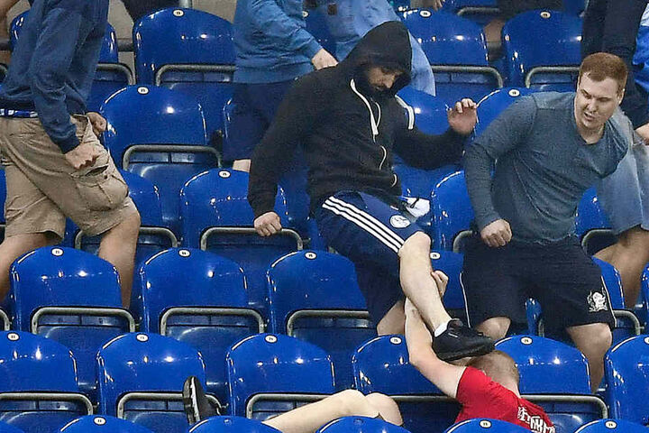 Acht Fans und sieben Polizisten wurden verletzt.