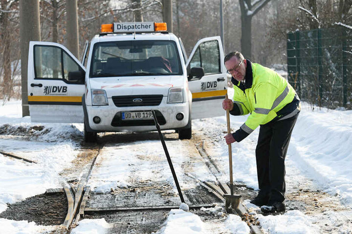 Wenn Schnee und Eis eine Weiche außer Dienst stellen, hilft nur noch
Handarbeit.