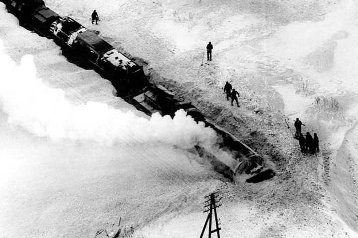 Ganze Züge blieben am Silvestertag 1978 in Schneewehen stecken.