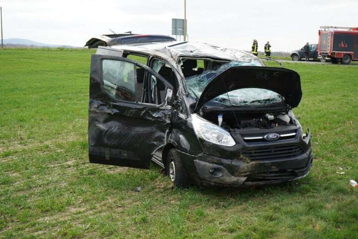 Im Ford saßen bei dem Unfall eine Mutter mit ihren zwei Kindern. Sie wurde alle drei schwer verletzt.