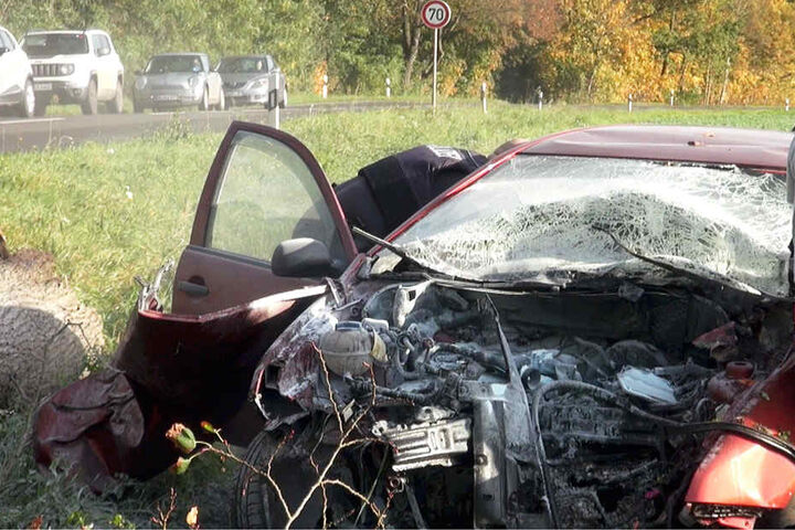 Der Autofahrer war frontal gegen einen Baum geprallt. Für ihn kam jede Hilfe zu spät.