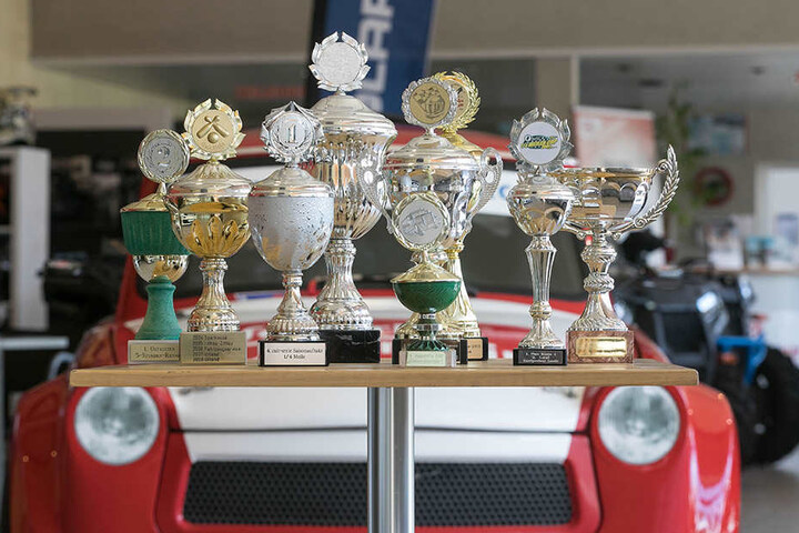 Jahrelang sahnte der Trabi Pokale bei Rennen ab. Diese sind im Autohaus "Fahrzeugservice Urland" in Strahwalde ausgestellt, wo auch der Trabi steht.