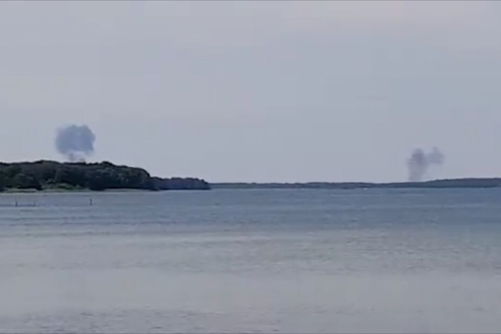Zwei Rauchwolken steigen hinter dem nördlichen Fleesensee auf.