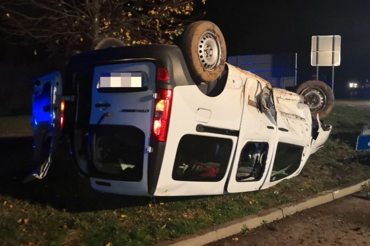 Der Wagen landete auf dem Dach.