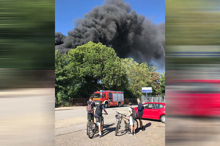 Der Brand soll sich auf einem alten Gewerbegebiet zutragen.