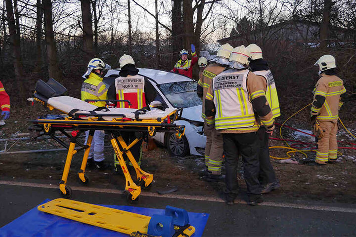 Beide Fahrer mussten schwer verletzt ins Krankenhaus.