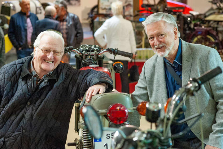 Simson-Legenden unter sich: Chefkonstrukteur Joachim Scheibe (72, r.) und Bernhard Dünnebier (80), Leiter der Fertigungstechnologie.