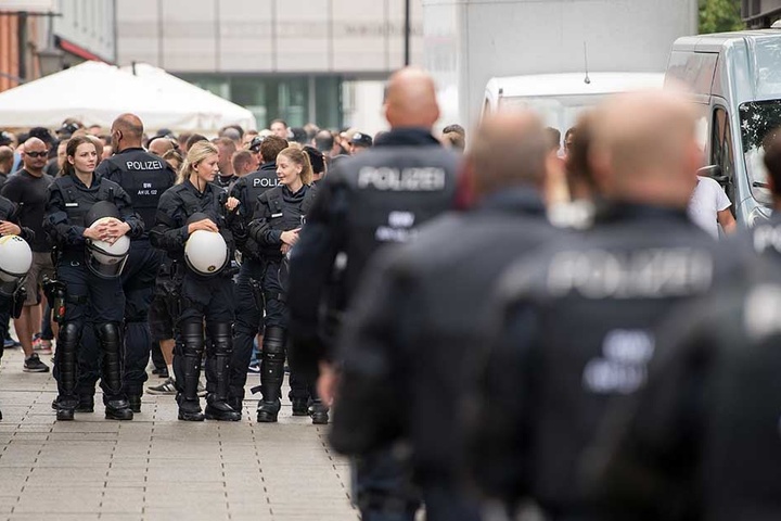 Die Polizei trennt die Schläger voneinander und beruhte die Situation (Symbolbild).