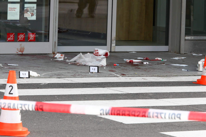 Vor dem Eingang des Supermarkts zeugten am Freitag Spuren von der brutalen Attacke.