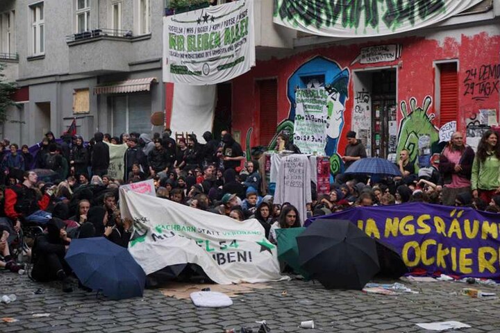 Demonstranten blockieren den Zugang zu dem Haus, das am Donnerstagvormittag geräumt werden soll.