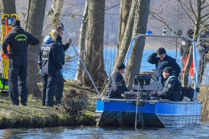 Polizisten suchen am Wolziger See nach Rebecca.